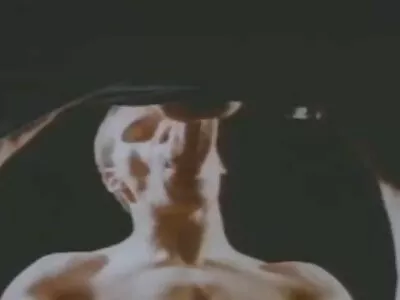 A estrela porno caseiro com coroas brasileiras pornô Bridgette B adora produtos faciais.