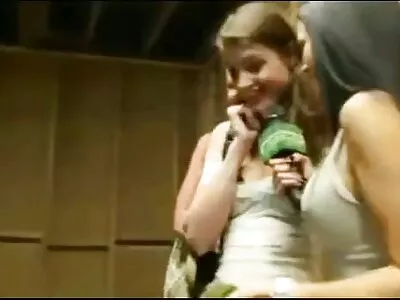 Carolina vagabunda universitária recebe dois D's em seu vídeo do exame oral de videos brasileiros de sexo caseiro dupla penetração (Carolina Abril)